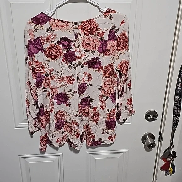 Like new, torrid blouse with pink and maroon flowers. - Picture 6 of 6